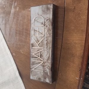 Used once- urban decay NAKED SMOKY eyeshadow palette